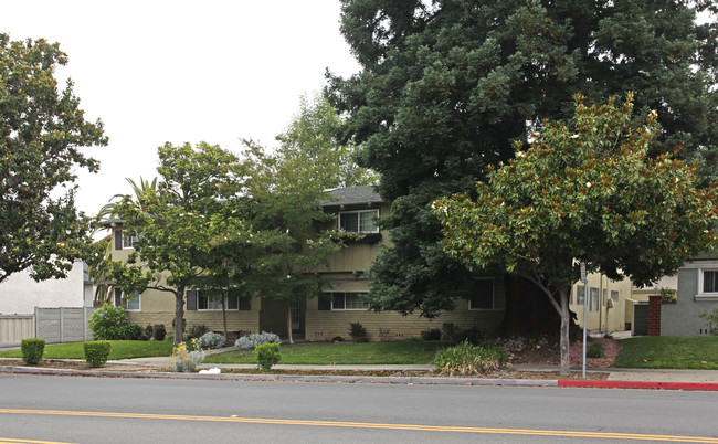 1580 Hollenbeck Ave in Sunnyvale, CA - Foto de edificio - Building Photo