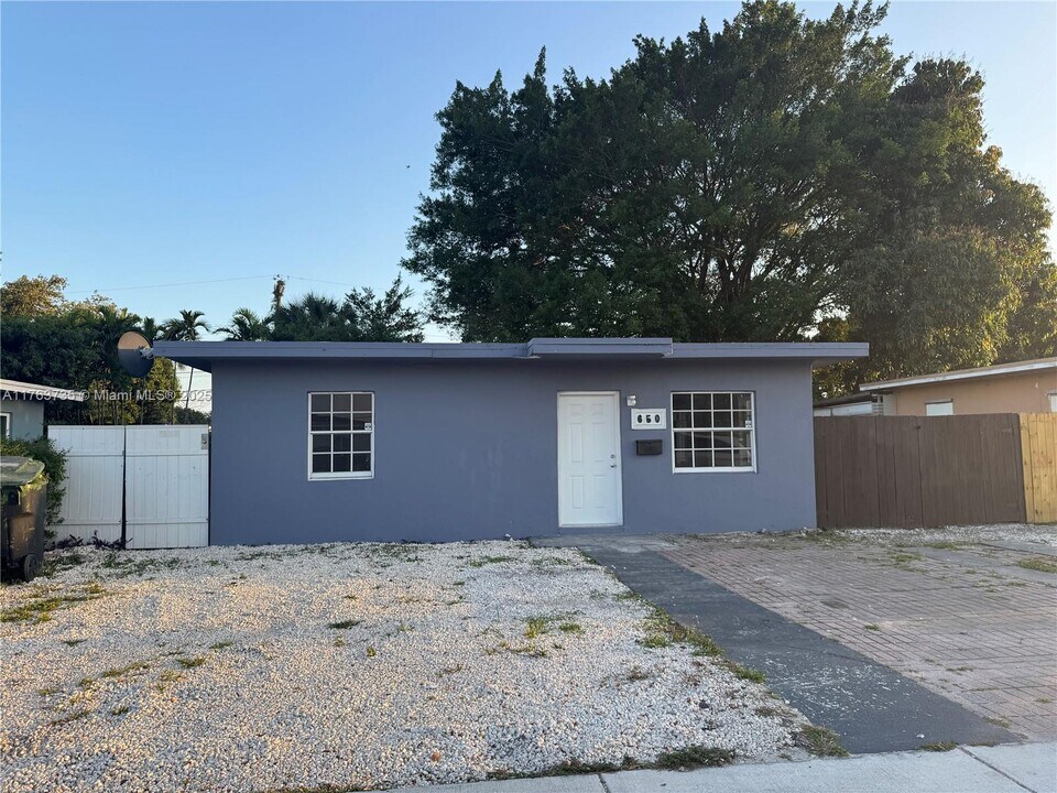 650 E 49th St in Hialeah, FL - Building Photo