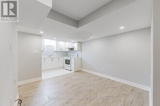 45 Redbud St in Markham, ON - Building Photo - Building Photo