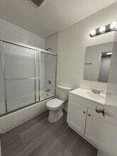 2020 Preuss Rd, Unit 105 in Los Angeles, CA - Foto de edificio - Building Photo