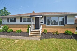 37 E Meadowlawn Blvd in Seven Hills, OH - Building Photo - Building Photo