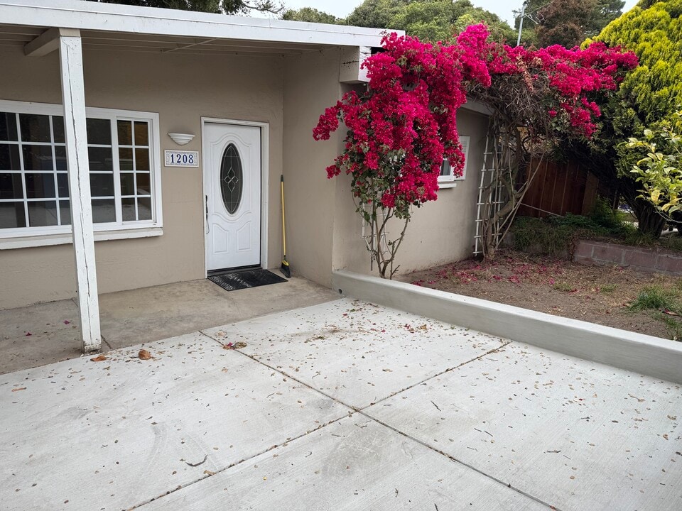 1208 Lincoln Avenue in Pacific Grove, CA - Foto de edificio