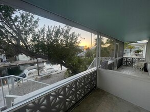 127 Monroe Dr, Unit 1 in Tavernier, FL - Foto de edificio - Building Photo