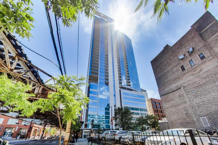 303 W Ohio St in Chicago, IL - Building Photo