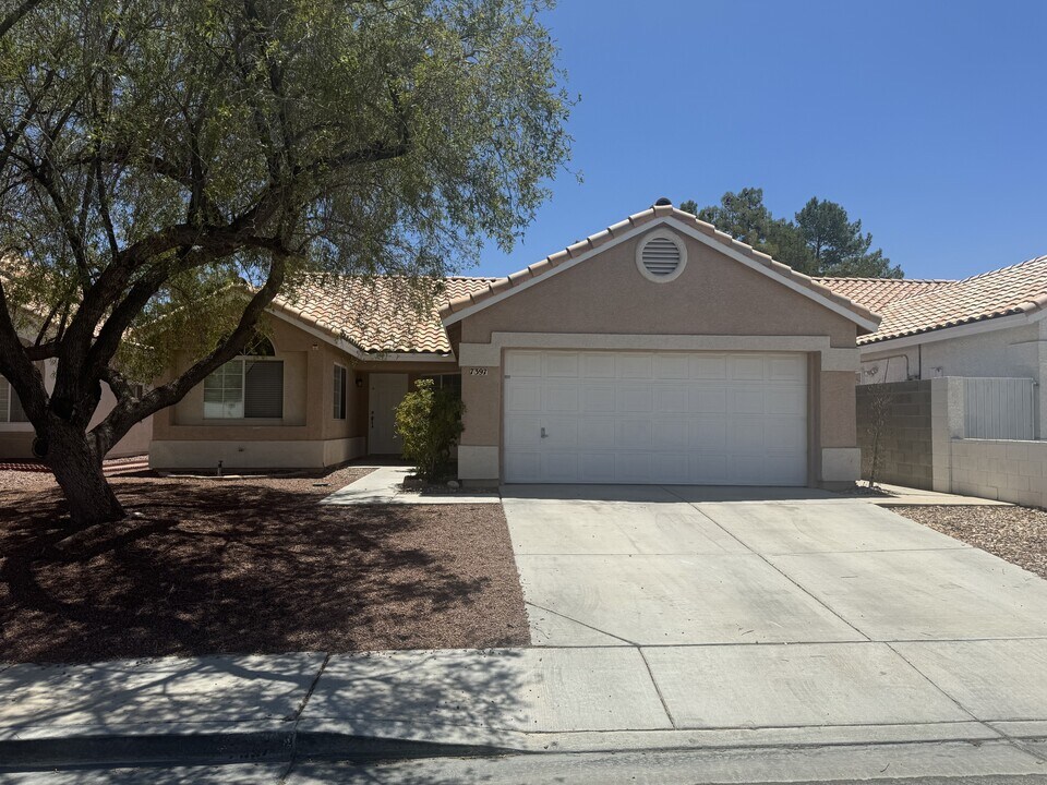 7397 Winterpine Ave in Las Vegas, NV - Foto de edificio