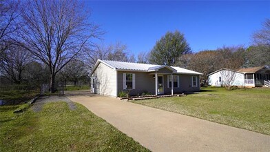 211 Midway Rd in Tool, TX - Building Photo - Building Photo