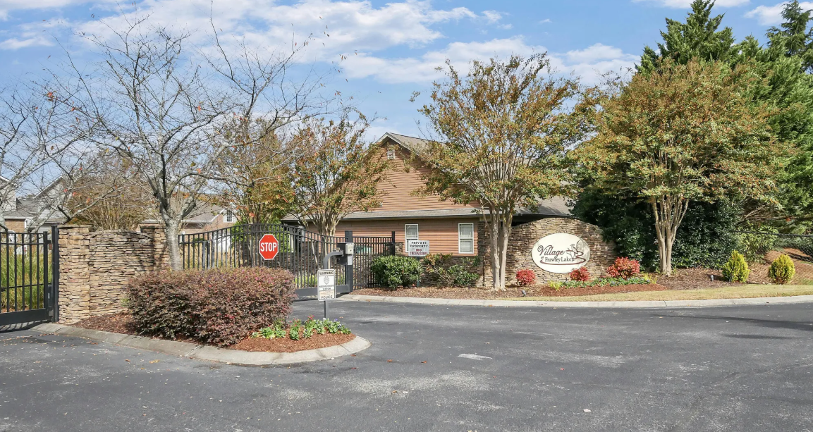 6909 Village Lake Cir in Chattanooga, TN - Building Photo