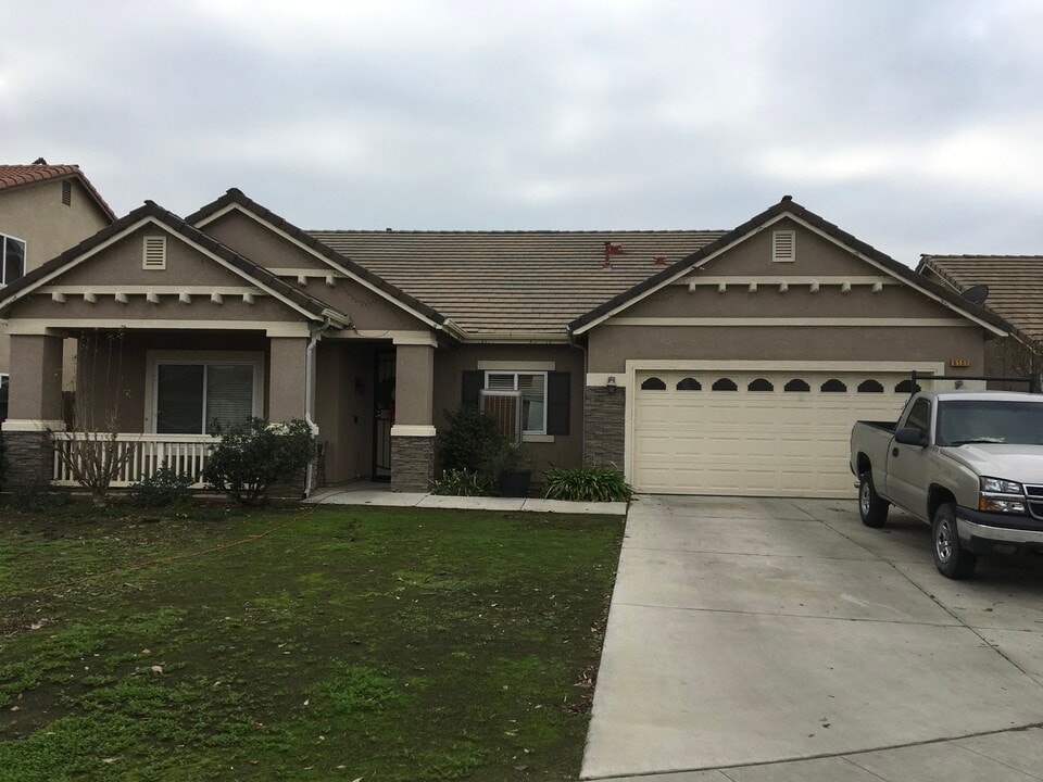 6137 E Cortland Ave in Fresno, CA - Building Photo