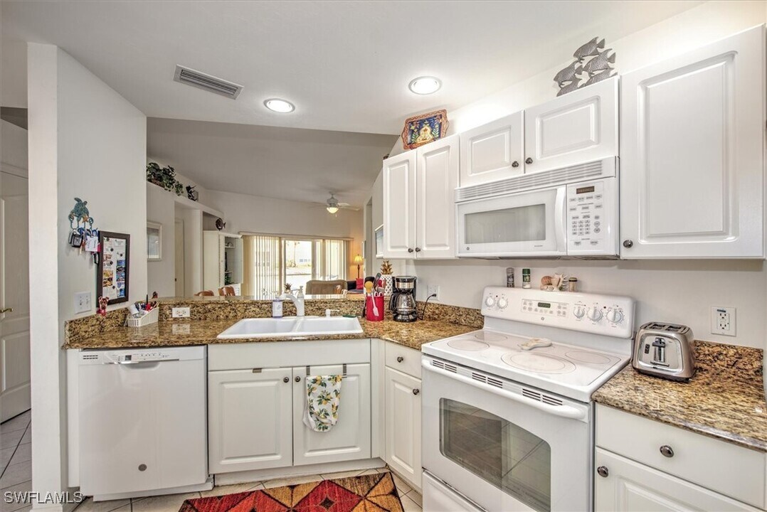 12171 Summergate Cir in Ft. Myers, FL - Building Photo