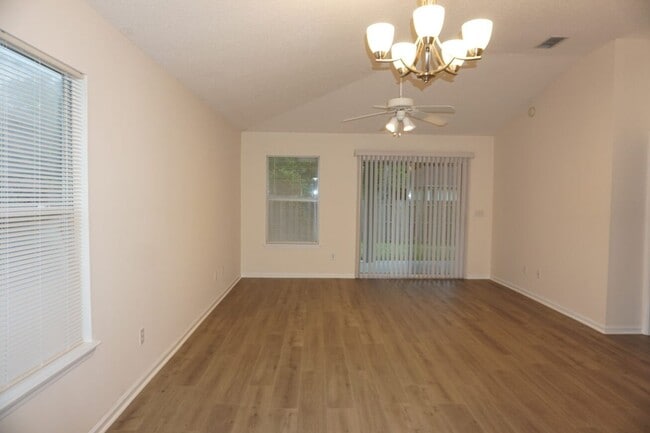 908 Buttercup Dr in Jacksonville, FL - Building Photo - Building Photo