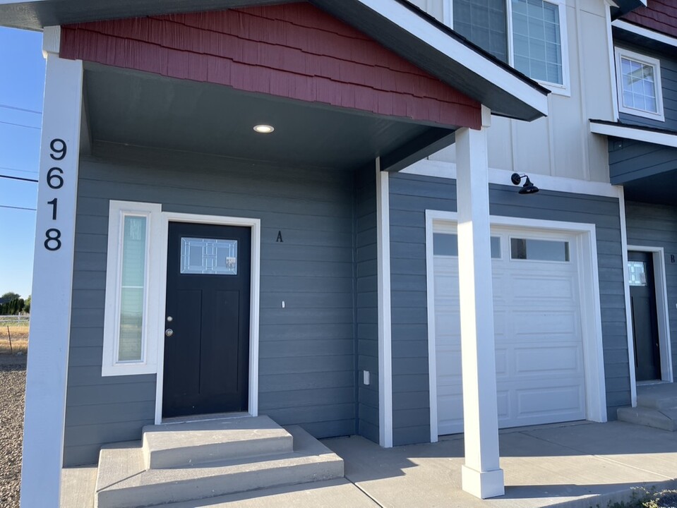 9646 Goodrich Rd SE, Unit B in Moses Lake, WA - Foto de edificio