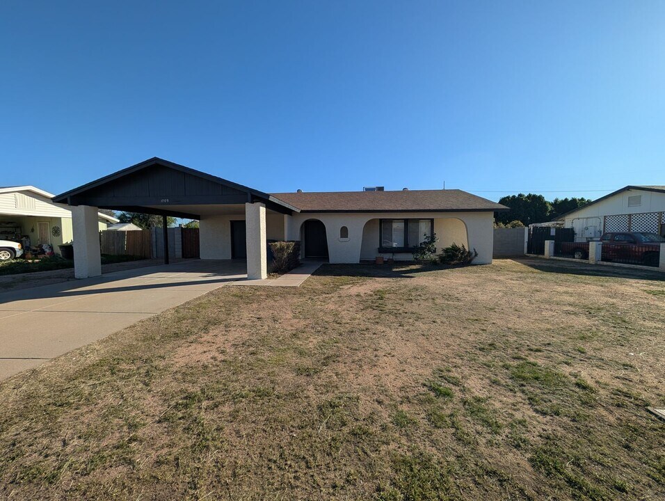 1709 W Posada Ave in Mesa, AZ - Building Photo