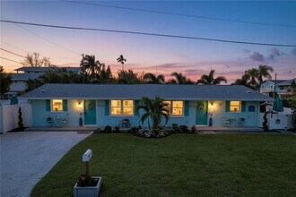 304 29th St in Holmes Beach, FL - Building Photo - Building Photo