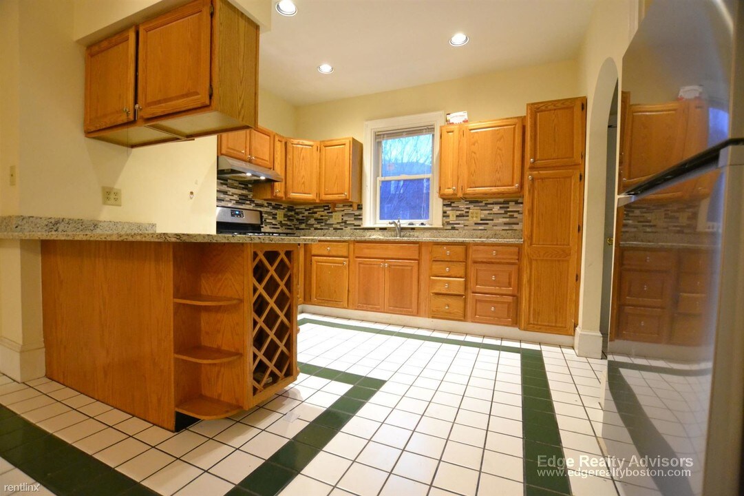 10 Woodmont St in Boston, MA - Building Photo