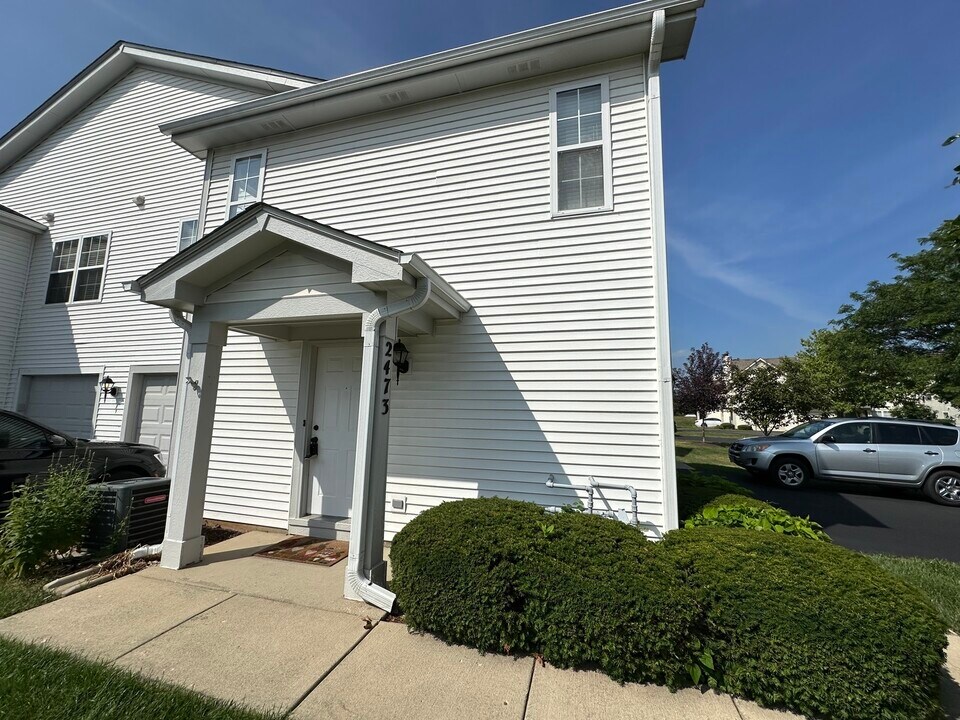 2473 Dickens Dr in Aurora, IL - Building Photo