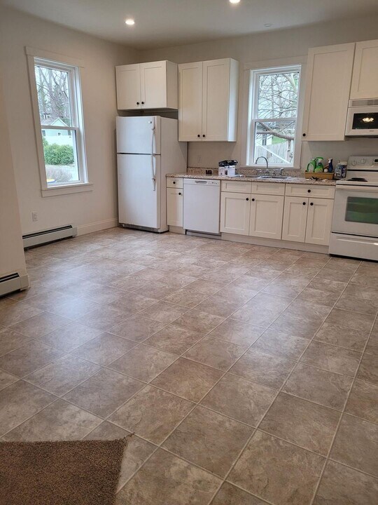 36 E Main St in Brownstown, PA - Building Photo