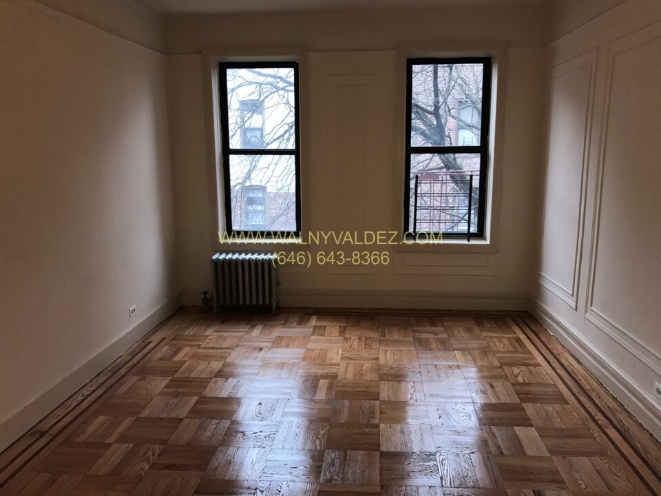 308 E 209th St in Bronx, NY - Building Photo