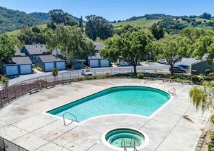 8185 Mountain View Dr in Pleasanton, CA - Foto de edificio - Building Photo