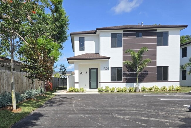 1321 NW 6th Ave in Florida City, FL - Foto de edificio - Building Photo