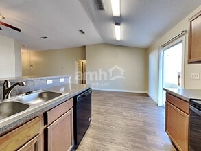 5723 Village Pond Cir in Jacksonville, FL - Foto de edificio - Building Photo