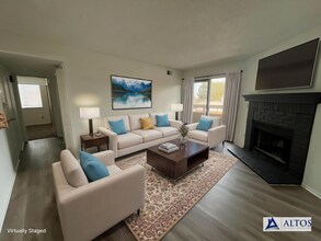 1075 S Elkhart Way in Aurora, CO - Building Photo - Building Photo