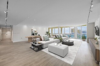 430 Grand Bay Dr in Key Biscayne, FL - Foto de edificio - Building Photo