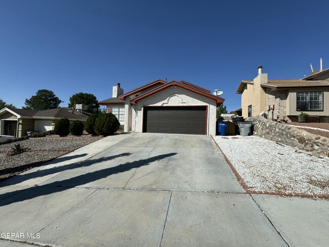 225 Arisano Dr in El Paso, TX - Foto de edificio - Building Photo