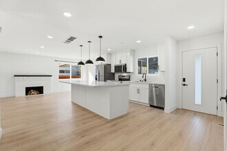 6877 Buena Terra Way in Sacramento, CA - Foto de edificio - Building Photo