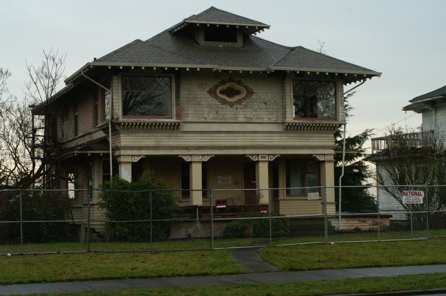 2112 Rucker Ave in Everett, WA - Building Photo - Building Photo