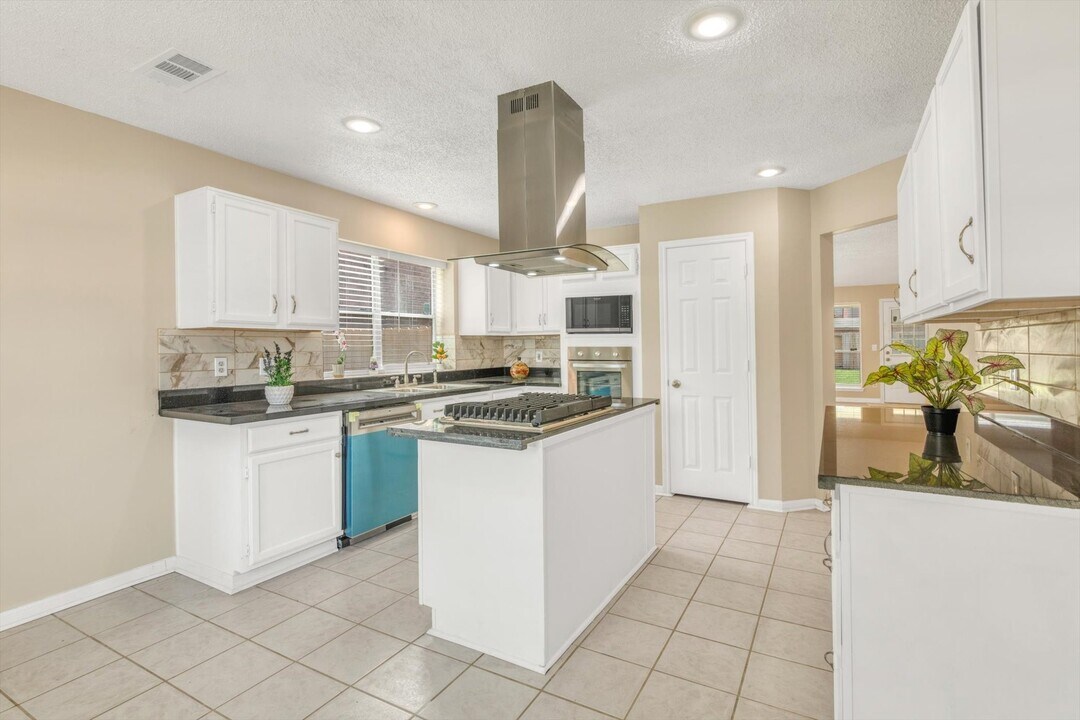 5635 Sage Manor Dr in Houston, TX - Building Photo