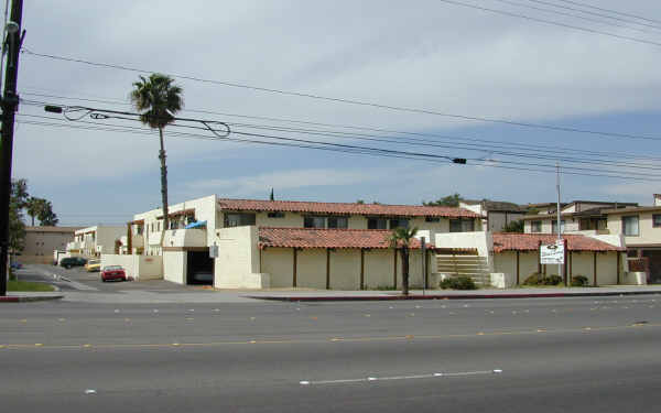 Wind Song Apartments in Anaheim, CA - Building Photo - Building Photo