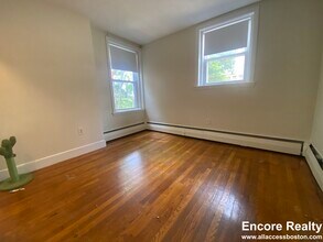 311 Tappan St, Unit 4 in Brookline, MA - Foto de edificio - Building Photo