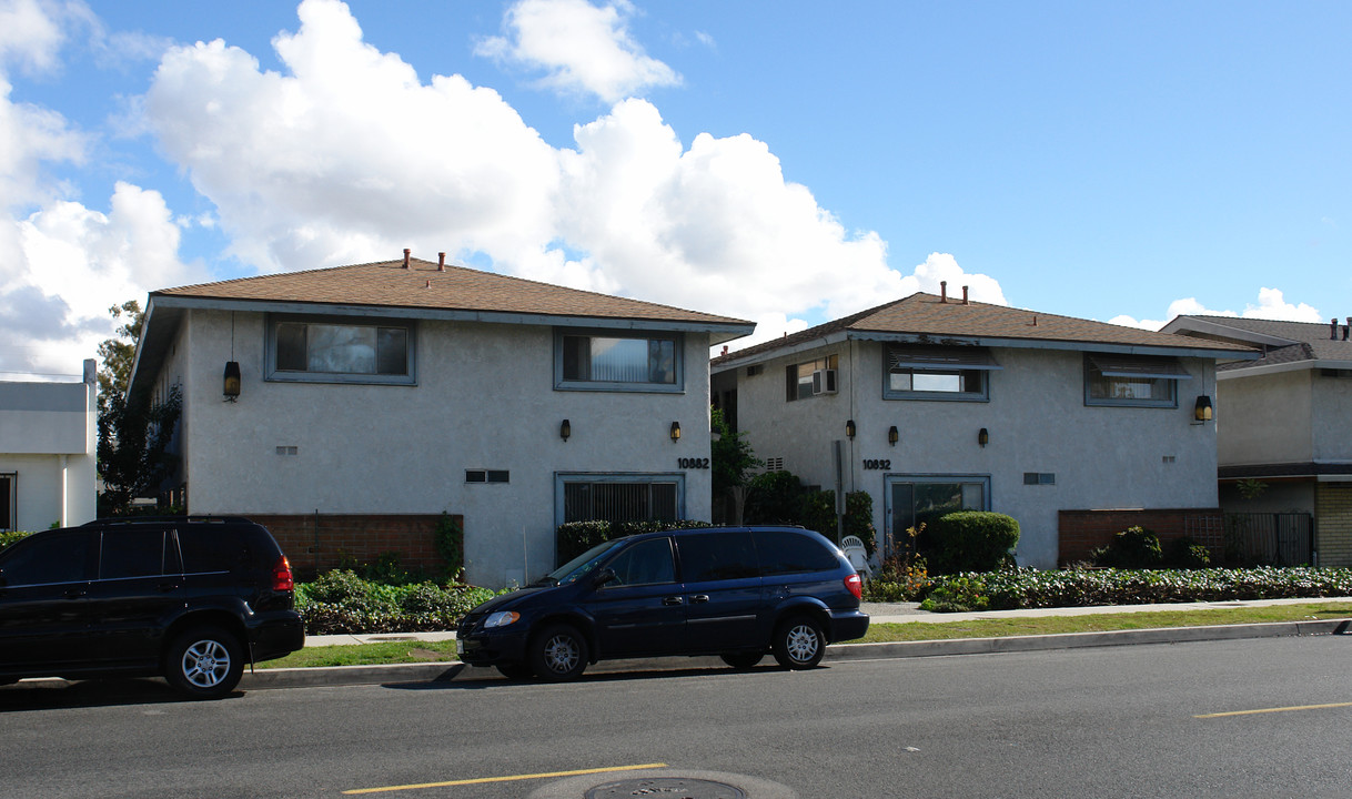 10882-10892 Oak St in Los Alamitos, CA - Building Photo