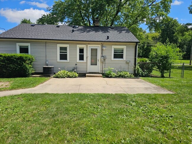 610 Wildwood Ave in Mundelein, IL - Foto de edificio - Building Photo
