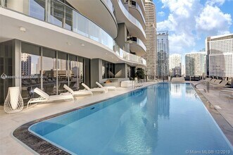 1000 Brickell Plz, Unit 3311 in Miami, FL - Building Photo - Building Photo