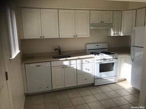 35 Linwood Rd S in Port Washington, NY - Building Photo - Building Photo