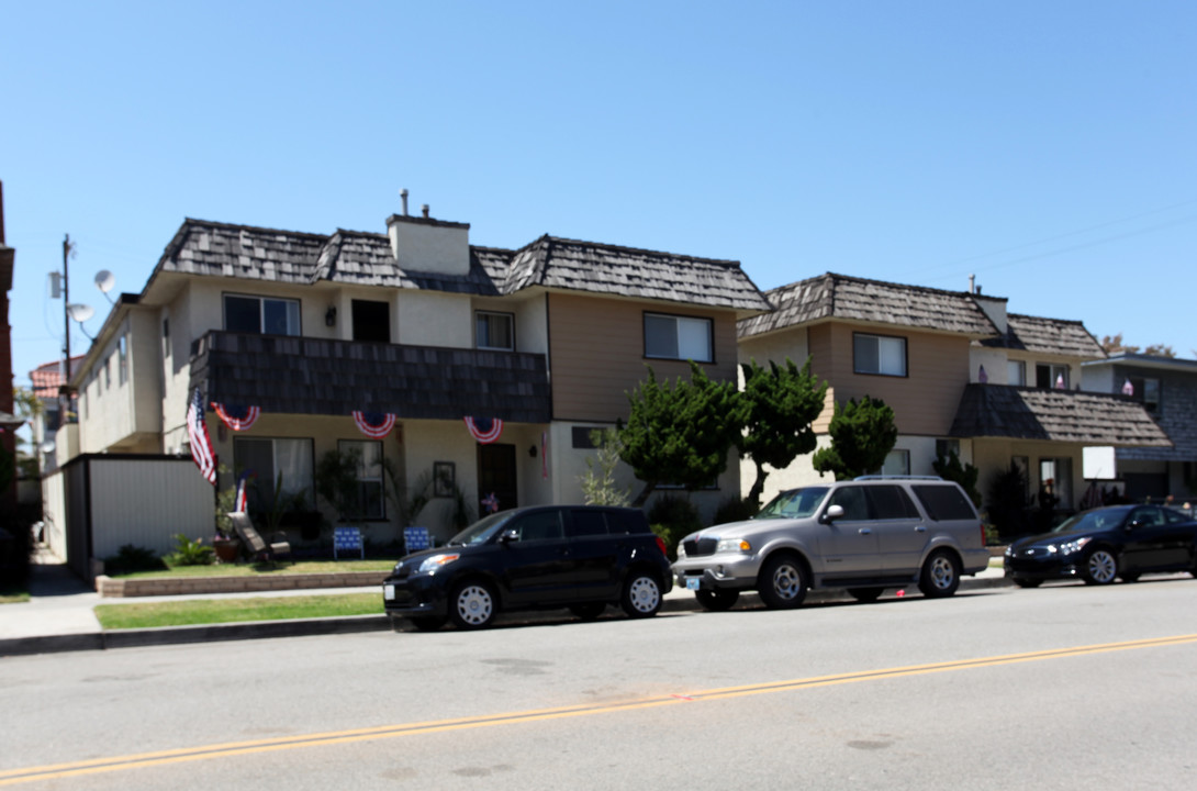 217-221 16th St in Huntington Beach, CA - Building Photo