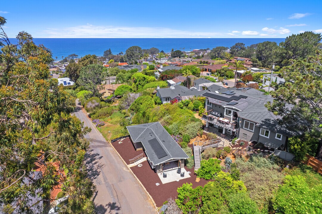 555 Amphitheatre Dr in Del Mar, CA - Foto de edificio