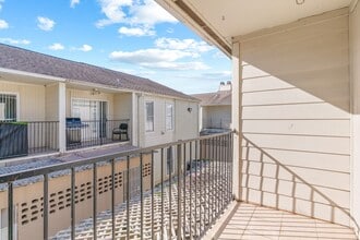 12707 Bellaire Blvd in Houston, TX - Foto de edificio - Building Photo