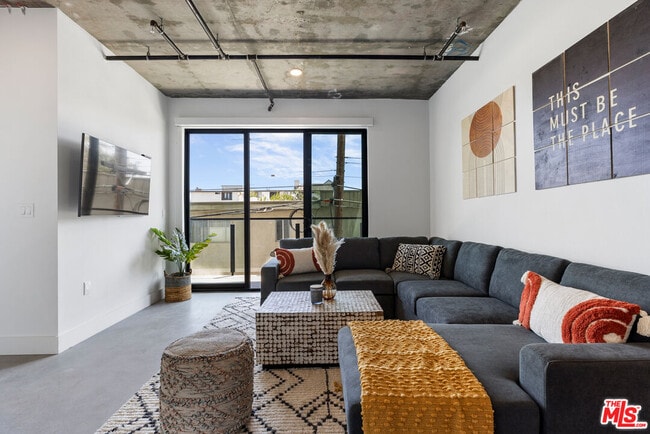 3800 Mentone Ave in Culver City, CA - Building Photo - Building Photo