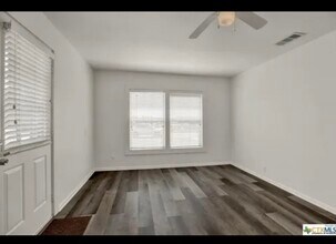 214 S Saunders St in Seguin, TX - Building Photo - Building Photo