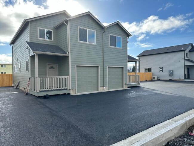 439 E 2nd Ave in Junction City, OR - Building Photo - Building Photo