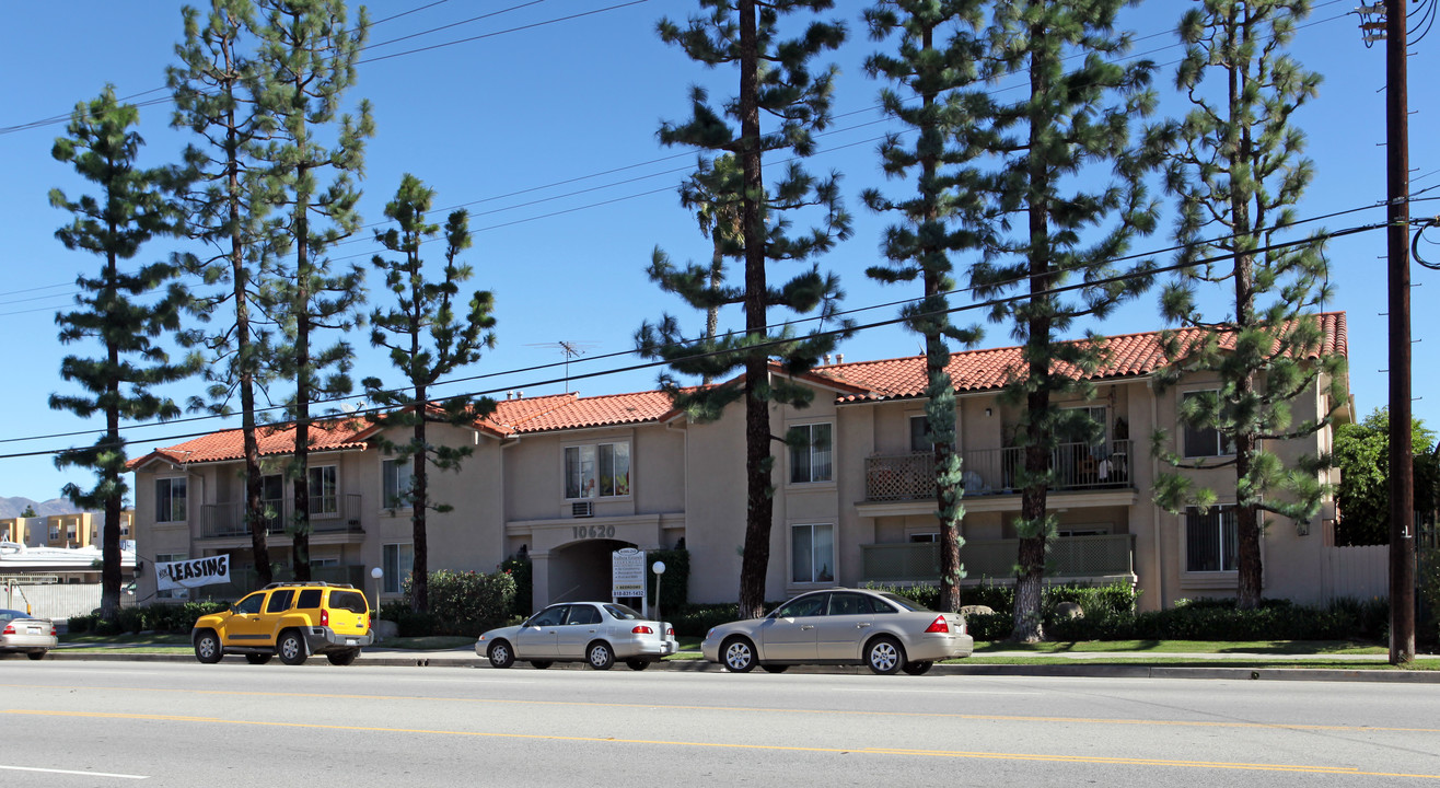 Balboa Grande Apartments in Granada Hills, CA - Building Photo