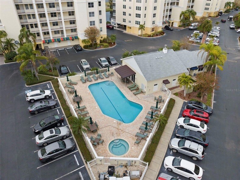 1200 Country Club Dr, Unit 3303 in Largo, FL - Building Photo