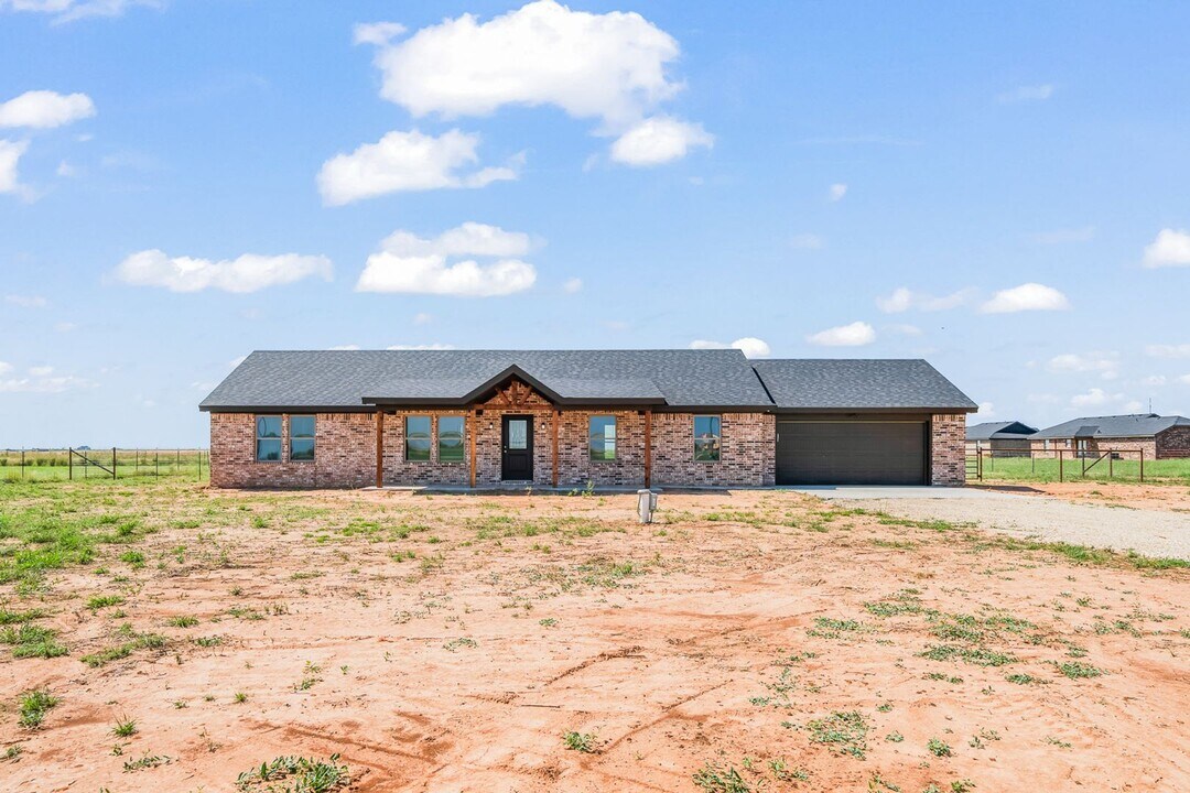 17311 North F M 400 in Idalou, TX - Building Photo