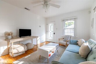 1028 E 43rd St in Austin, TX - Building Photo - Building Photo