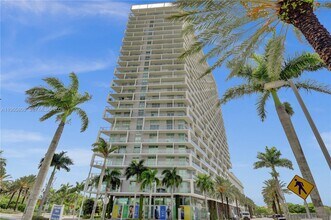 2000 Metropica Wy in Sunrise, FL - Foto de edificio - Building Photo