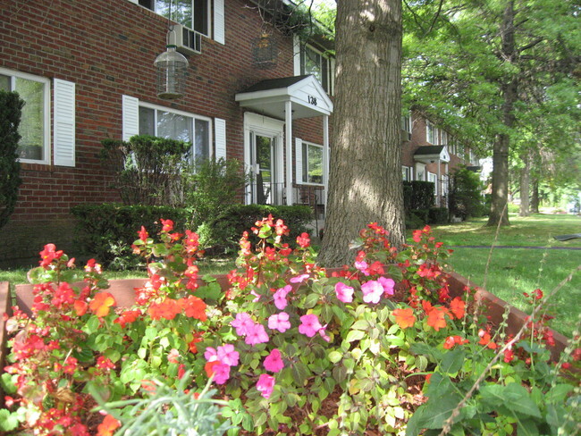 Harbour Point Gardens in Troy, NY - Foto de edificio