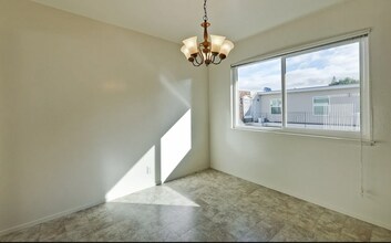 301 College Ave in Palo Alto, CA - Building Photo - Building Photo