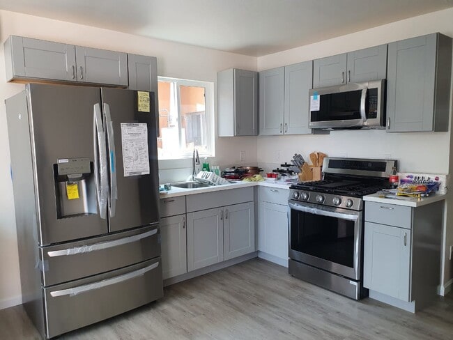 11017 Condon Ave in Inglewood, CA - Foto de edificio - Building Photo